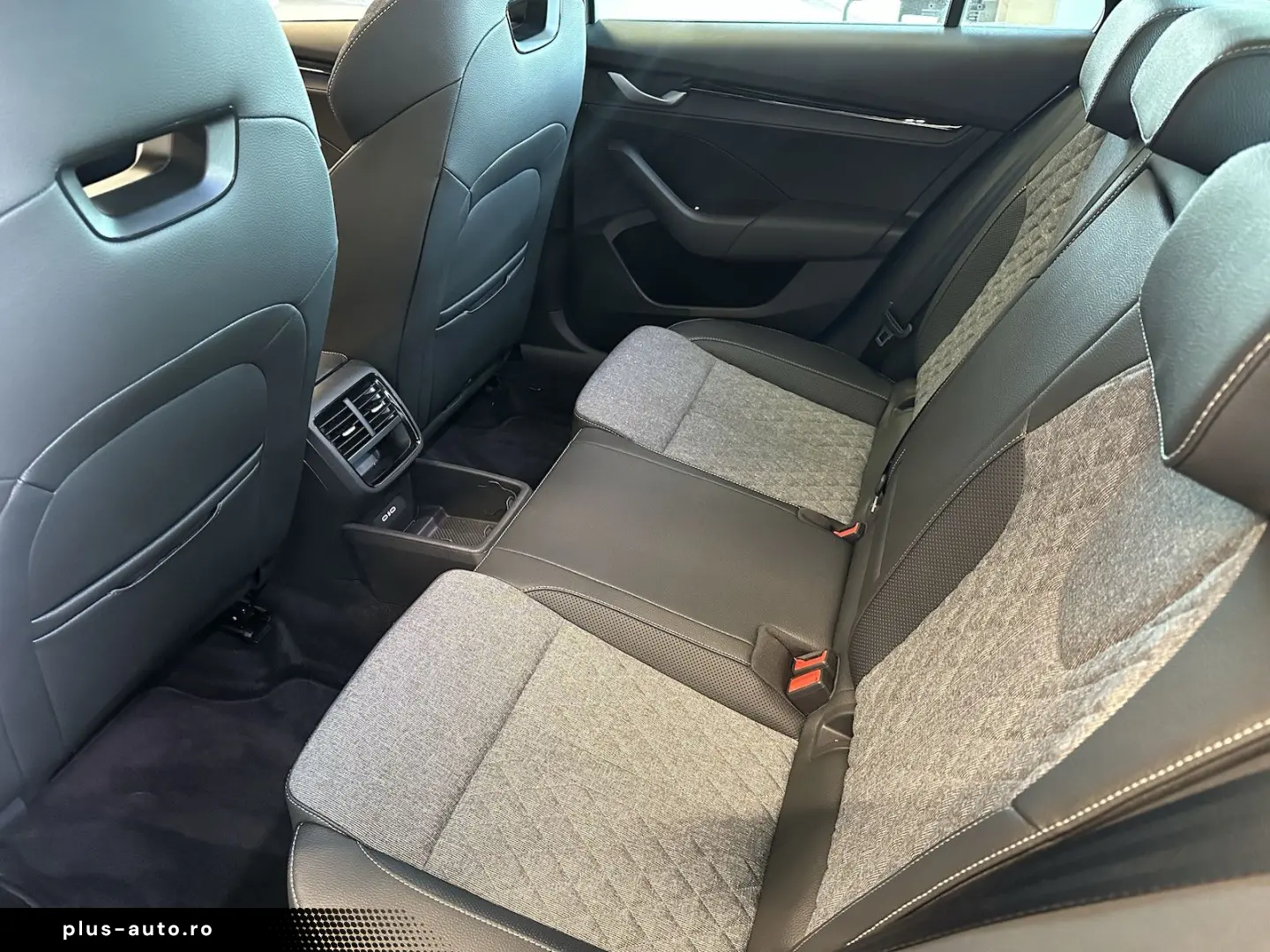 SKODA Octavia 2.0TDI DSG Sportline Pano AHK Matrix 18´