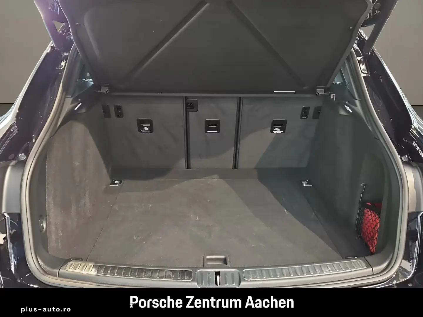 Porsche Macan S Pano