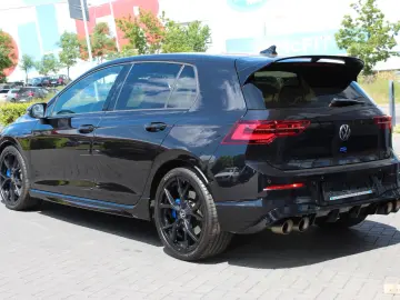 VW Golf VIII R 4-M 20 Years Performance Akrapovic