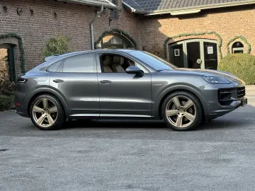 PORSCHE Cayenne E-Hybrid Coupe SPORTDESIGN-PAKET 22 ZOLL