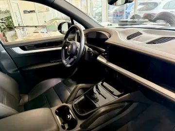 PORSCHE Cayenne SportDesign Luftfederung ACC HUD 22Zoll