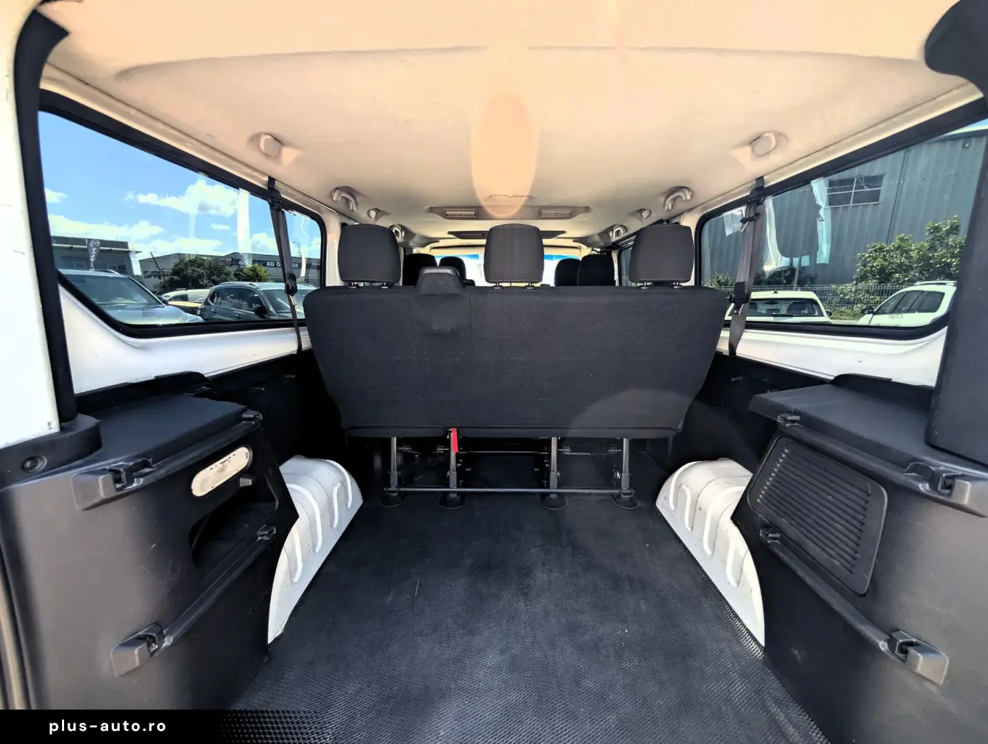 Renault Trafic   2.0 dCi 120CP   8 1 locuri   TVA Deductibil