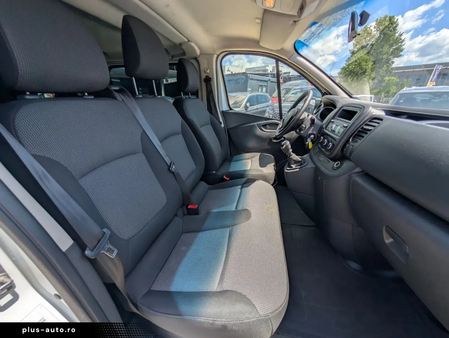 Renault Trafic   2.0 dCi 120CP   8 1 locuri   TVA Deductibil