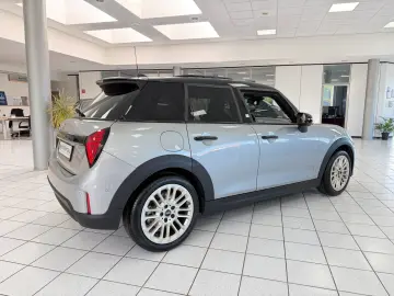 MINI Cooper S Favoured Trim PANO HUD KEYL ALARM DCC