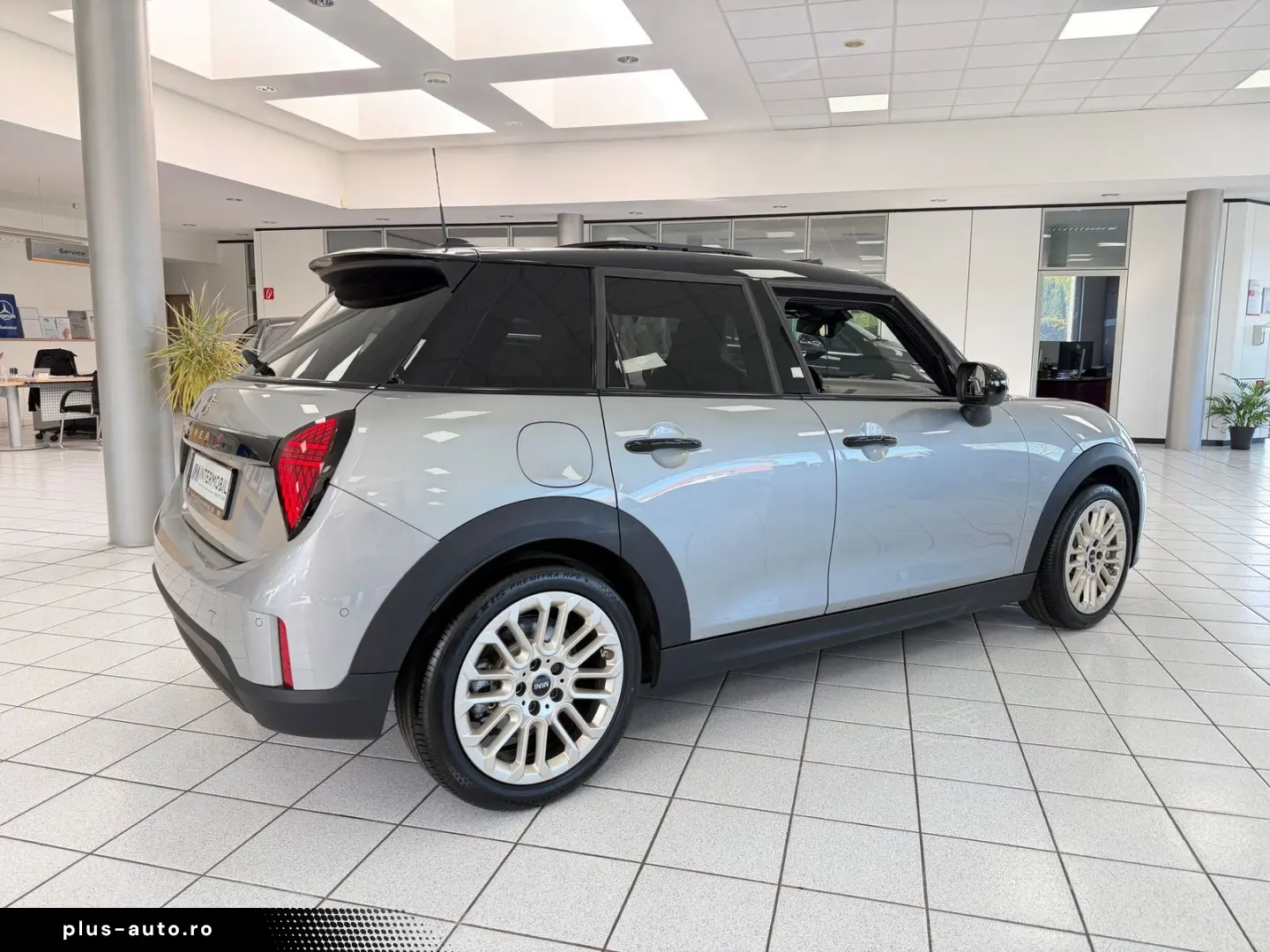 MINI Cooper S Favoured Trim PANO HUD KEYL ALARM DCC