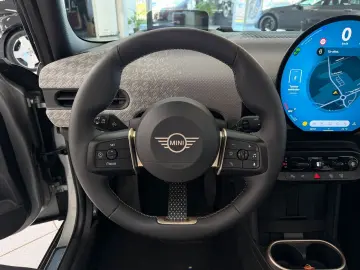 MINI Cooper S Favoured Trim PANO HUD KEYL ALARM DCC