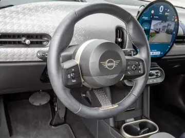 MINI Cooper S Favoured Trim PDC SHZ NAVI HUD LED