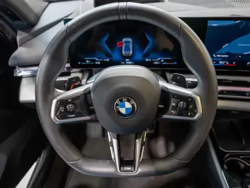BMW 520i M-Sport Pro PANO HUD 360  LED SITZBELÜFTUNG