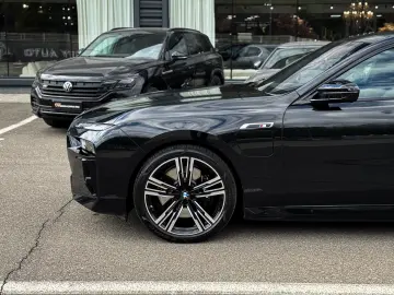 BMW M760e xDrive 571CP