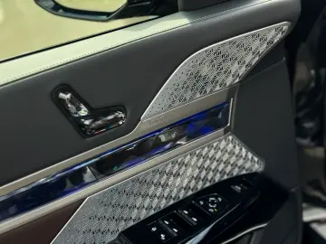 BMW M760e xDrive 571CP