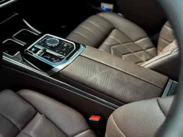BMW M760e xDrive 571CP