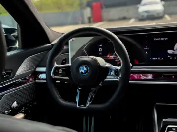 BMW M760e xDrive 571CP