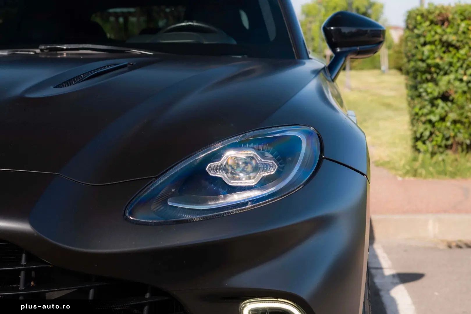 ASTON MARTIN DBX 4.0 V8_MagnoBlack