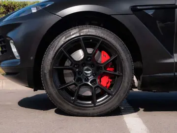 ASTON MARTIN DBX 4.0 V8_MagnoBlack
