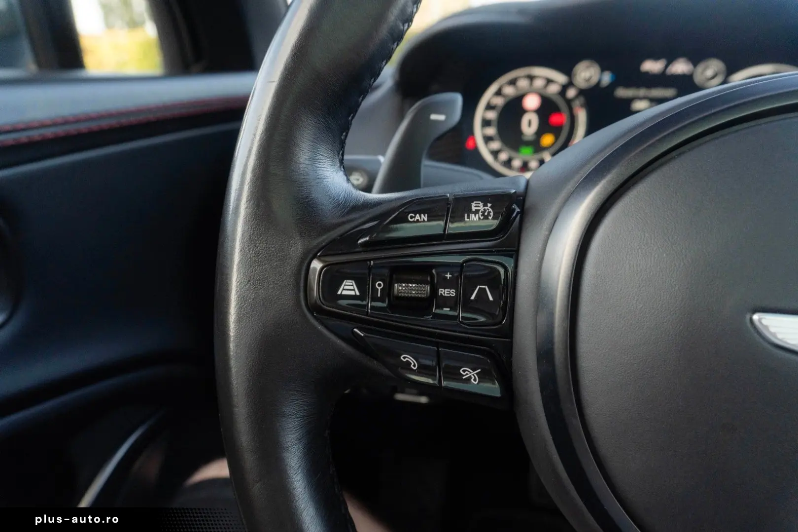 ASTON MARTIN DBX 4.0 V8_MagnoBlack