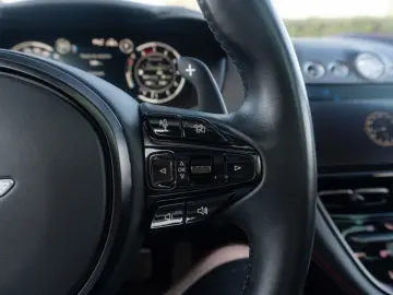 ASTON MARTIN DBX 4.0 V8_MagnoBlack