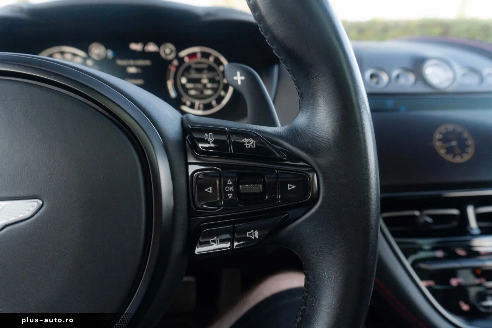 ASTON MARTIN DBX 4.0 V8_MagnoBlack