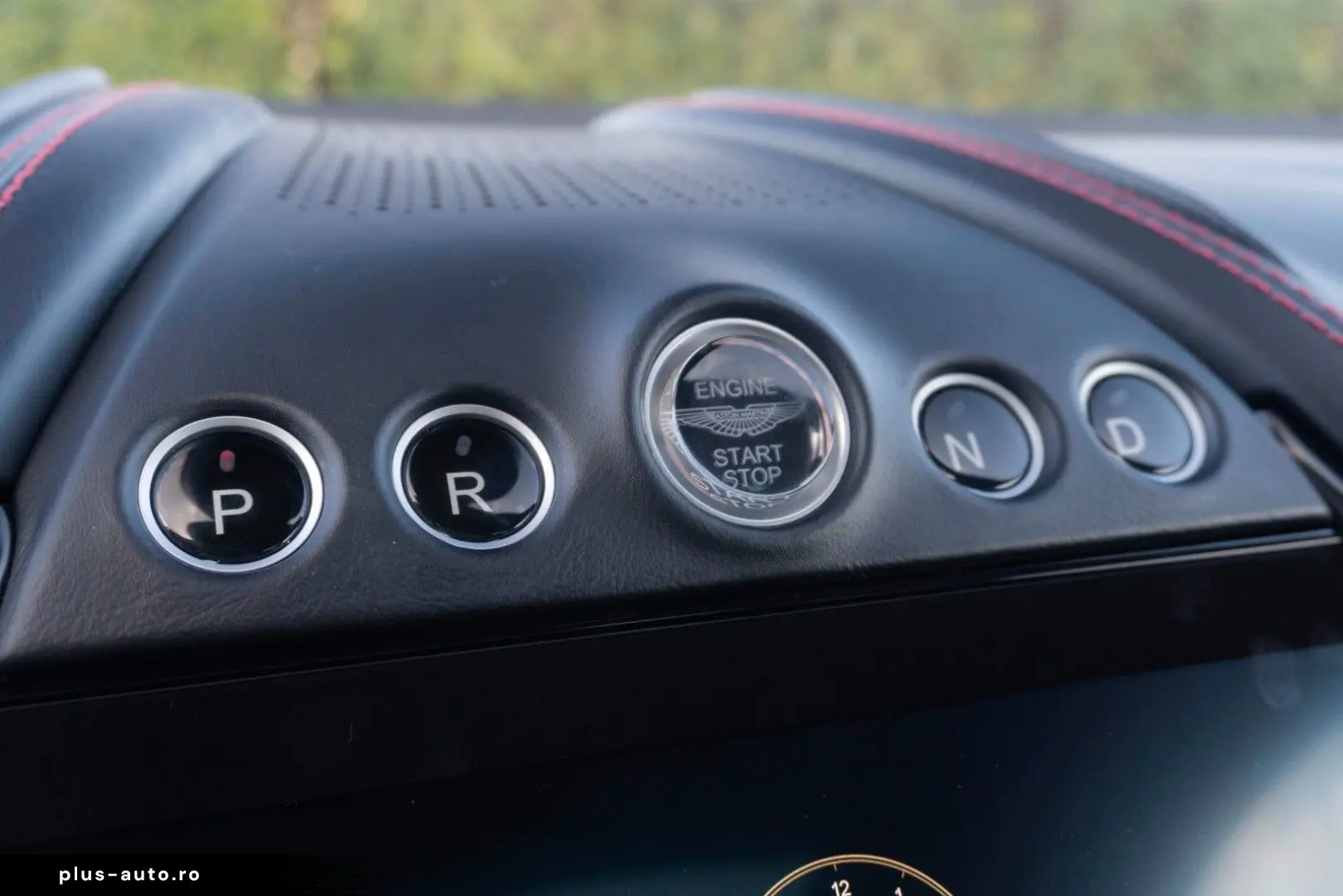 ASTON MARTIN DBX 4.0 V8_MagnoBlack