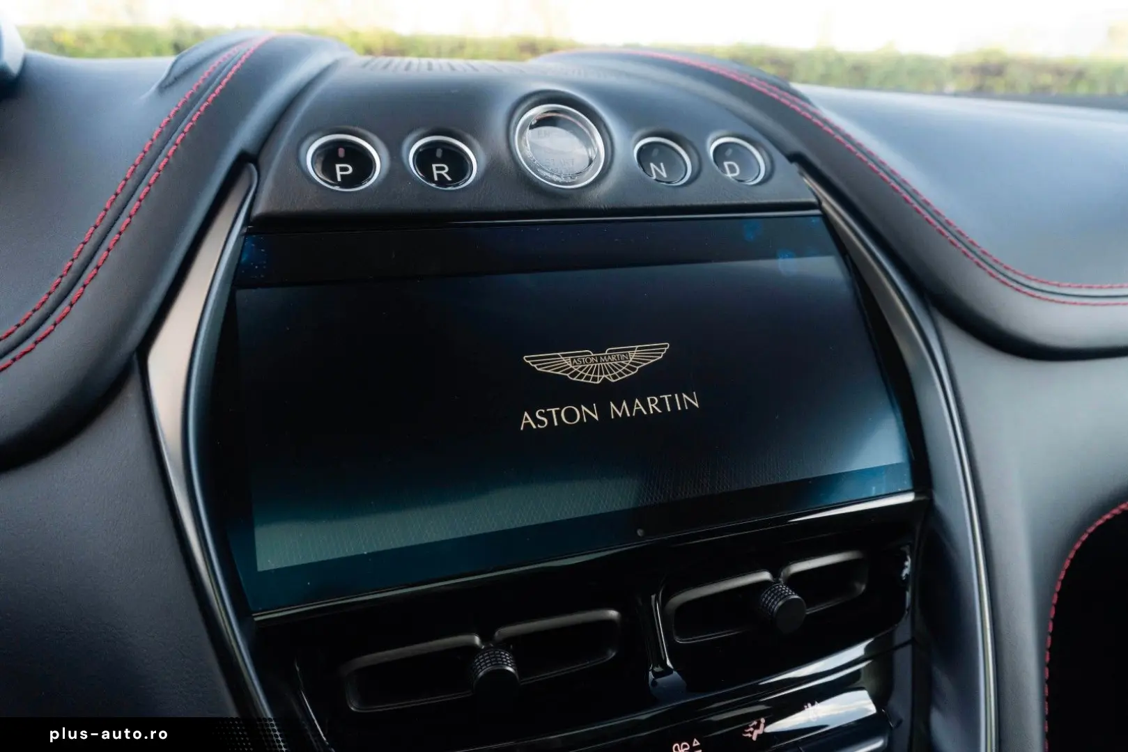 ASTON MARTIN DBX 4.0 V8_MagnoBlack