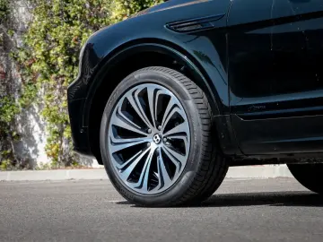 BENTLEY Bentayga Azure V8 4.0 550hp