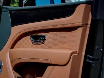 BENTLEY Bentayga Azure V8 4.0 550hp