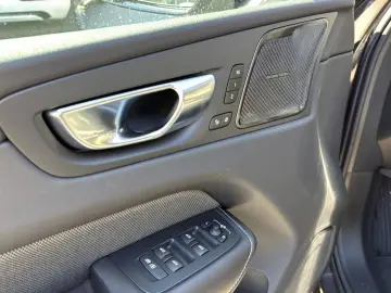 VOLVO XC60 B5 (Benzin) Plus Dark AWD Automatik Navi