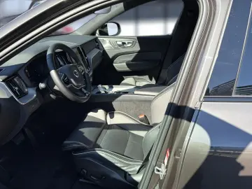 VOLVO XC60 B5 (Benzin) Plus Dark AWD Automatik Navi