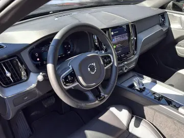 VOLVO XC60 B5 (Benzin) Plus Dark AWD Automatik Navi