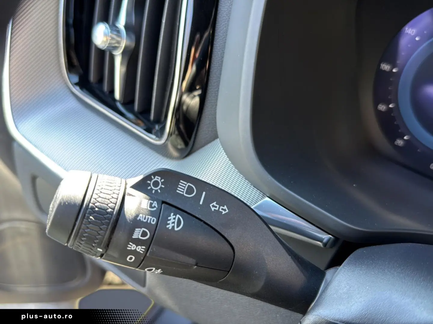 VOLVO XC60 B5 (Benzin) Plus Dark AWD Automatik Navi