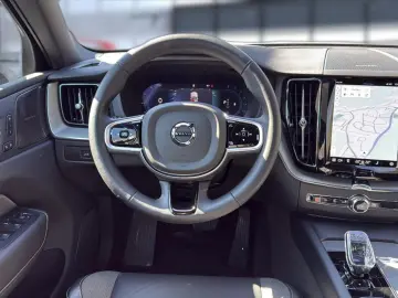 VOLVO XC60 B5 (Benzin) Plus Dark AWD Automatik Navi