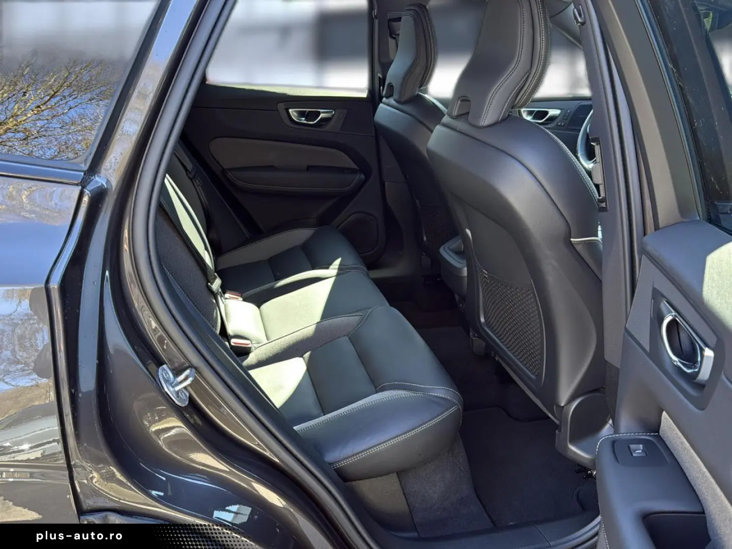 VOLVO XC60 B5 (Benzin) Plus Dark AWD Automatik Navi