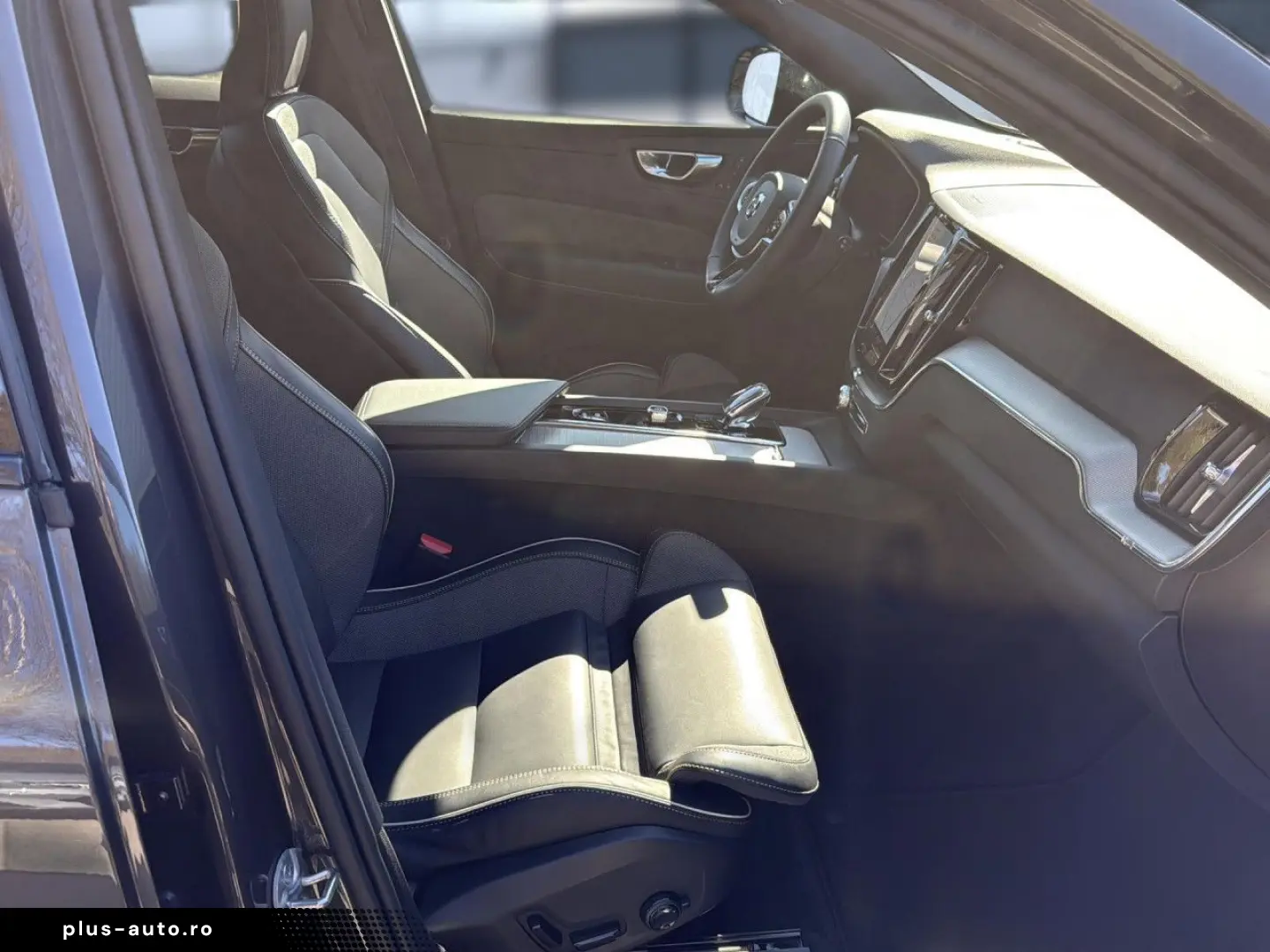 VOLVO XC60 B5 (Benzin) Plus Dark AWD Automatik Navi