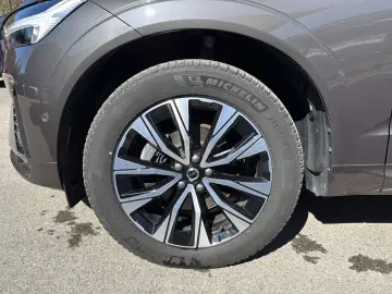 VOLVO XC60 B5 (Benzin) Plus Dark AWD Automatik Navi