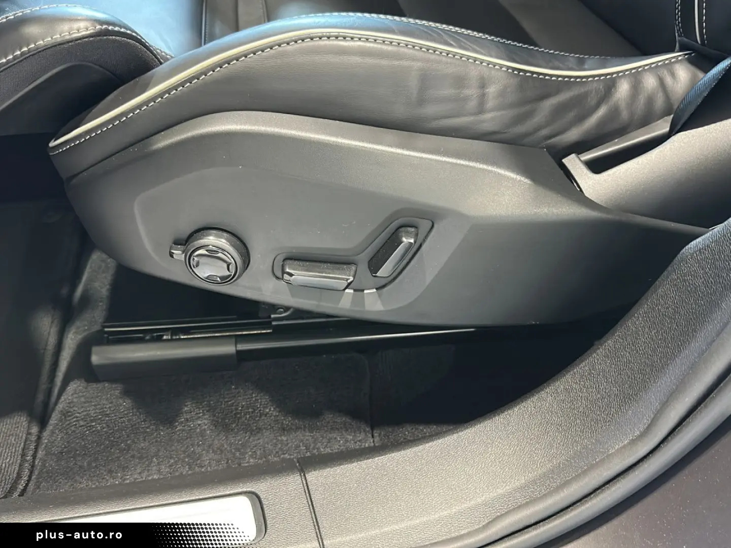 VOLVO XC 60 Plus Dark AWD Navi LED Klima