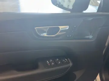 VOLVO XC60 B5 (Benzin) Plus Dark AWD Automatik Navi