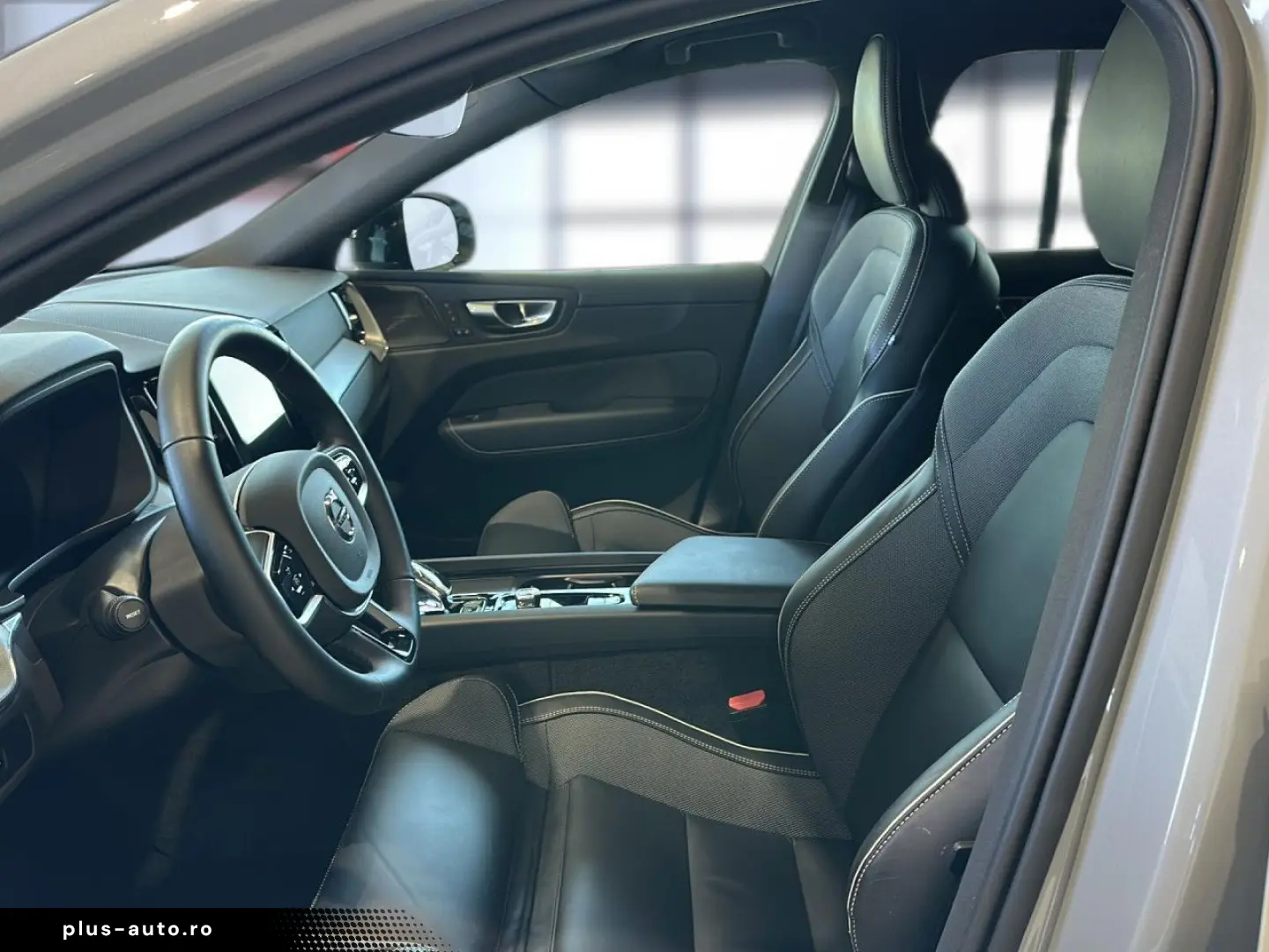 VOLVO XC60 B5 (Benzin) Plus Dark AWD Automatik Navi