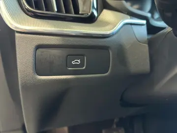 VOLVO XC60 B5 (Benzin) Plus Dark AWD Automatik Navi