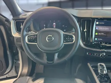 VOLVO XC60 B5 (Benzin) Plus Dark AWD Automatik Navi