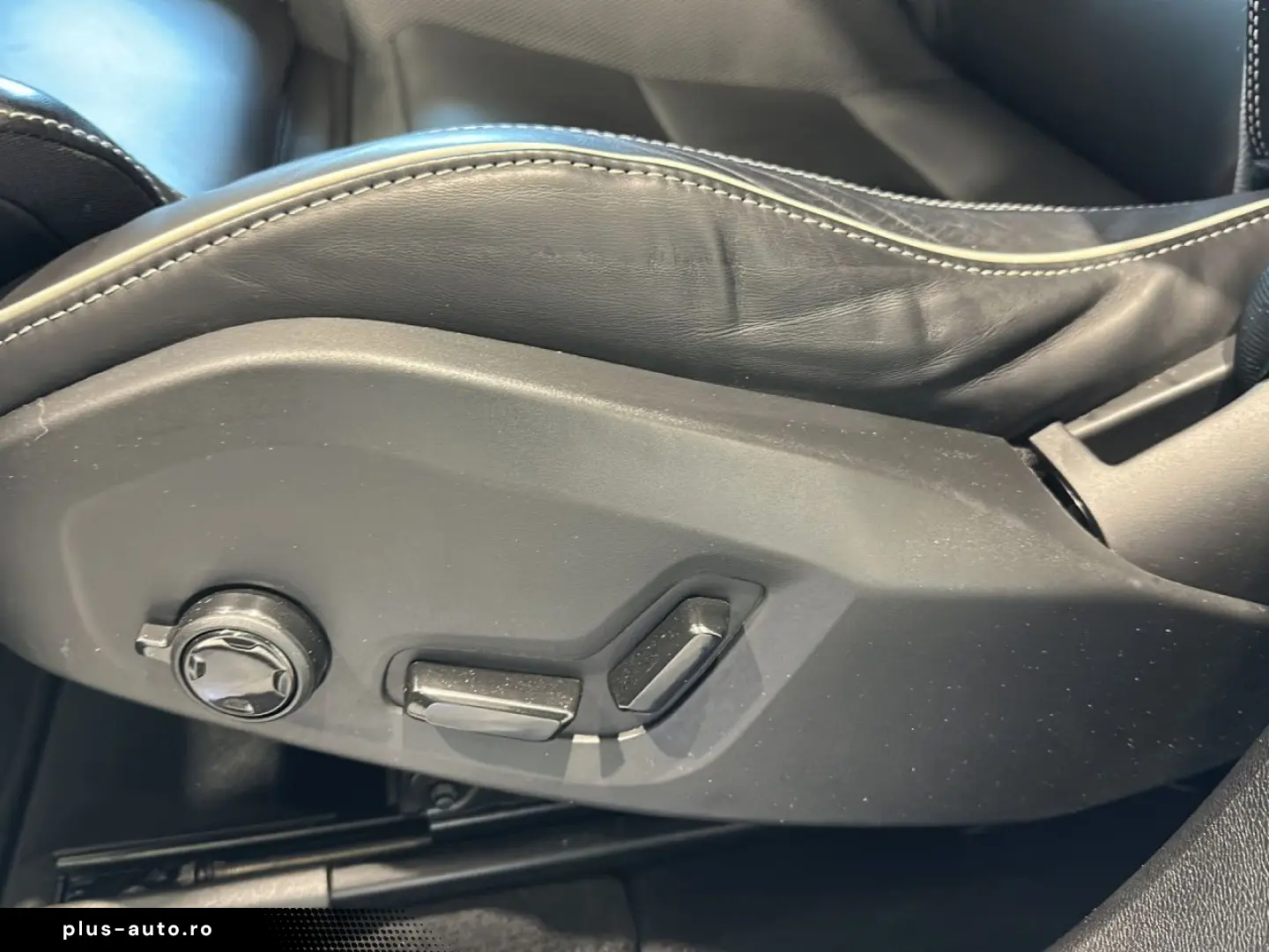 VOLVO XC60 B5 (Benzin) Plus Dark AWD Automatik Navi