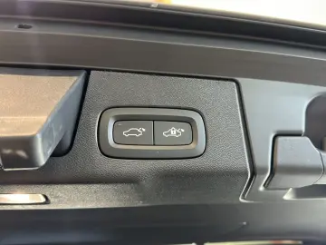 VOLVO XC60 B5 (Benzin) Plus Dark AWD Automatik Navi