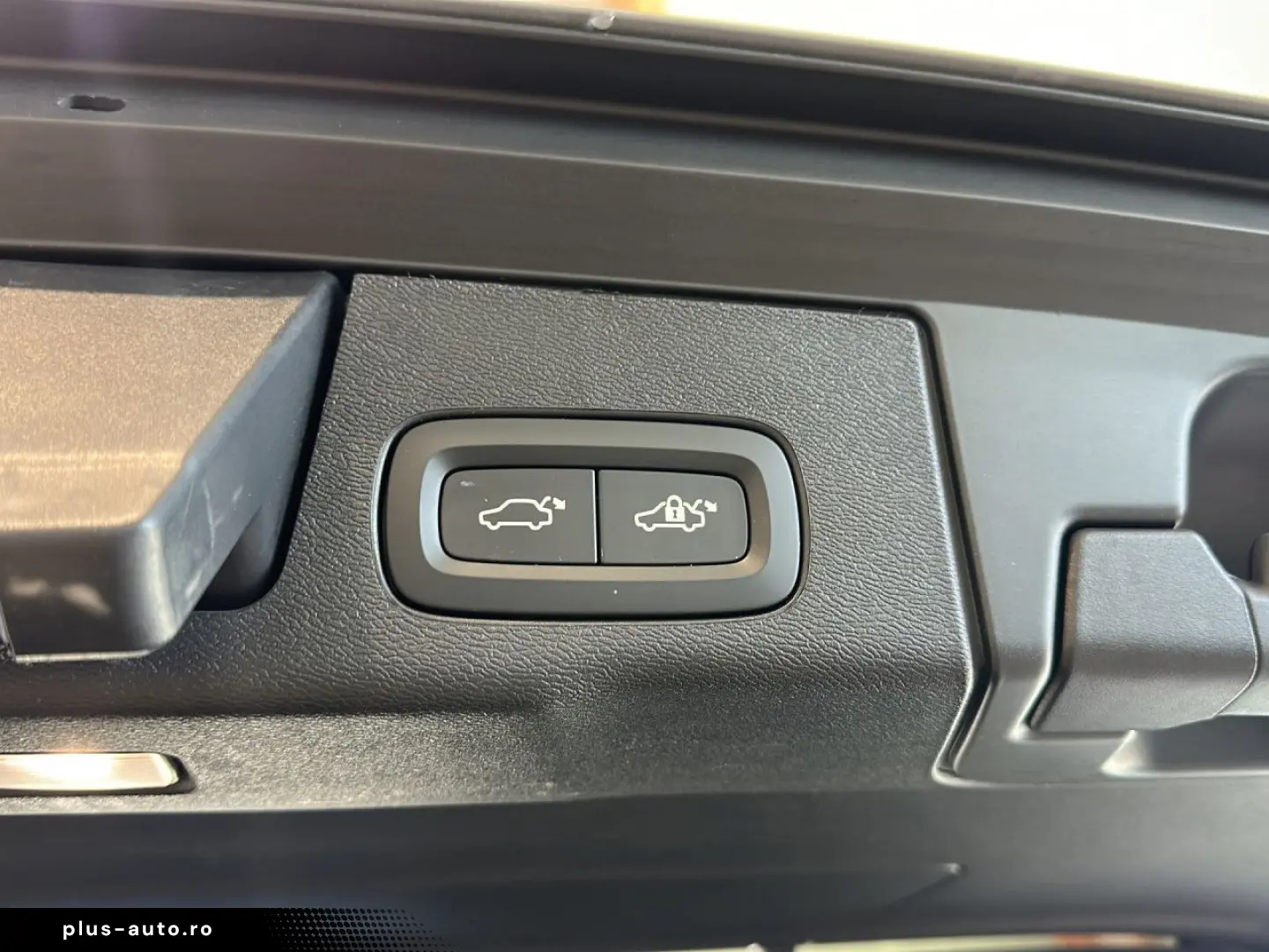 VOLVO XC60 B5 (Benzin) Plus Dark AWD Automatik Navi
