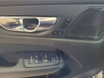 VOLVO XC60 B5 (Benzin) Plus Dark AWD Automatik Navi