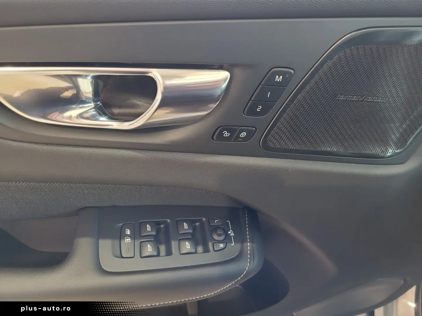 VOLVO XC60 B5 (Benzin) Plus Dark AWD Automatik Navi