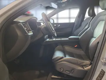 VOLVO XC60 B5 (Benzin) Plus Dark AWD Automatik Navi