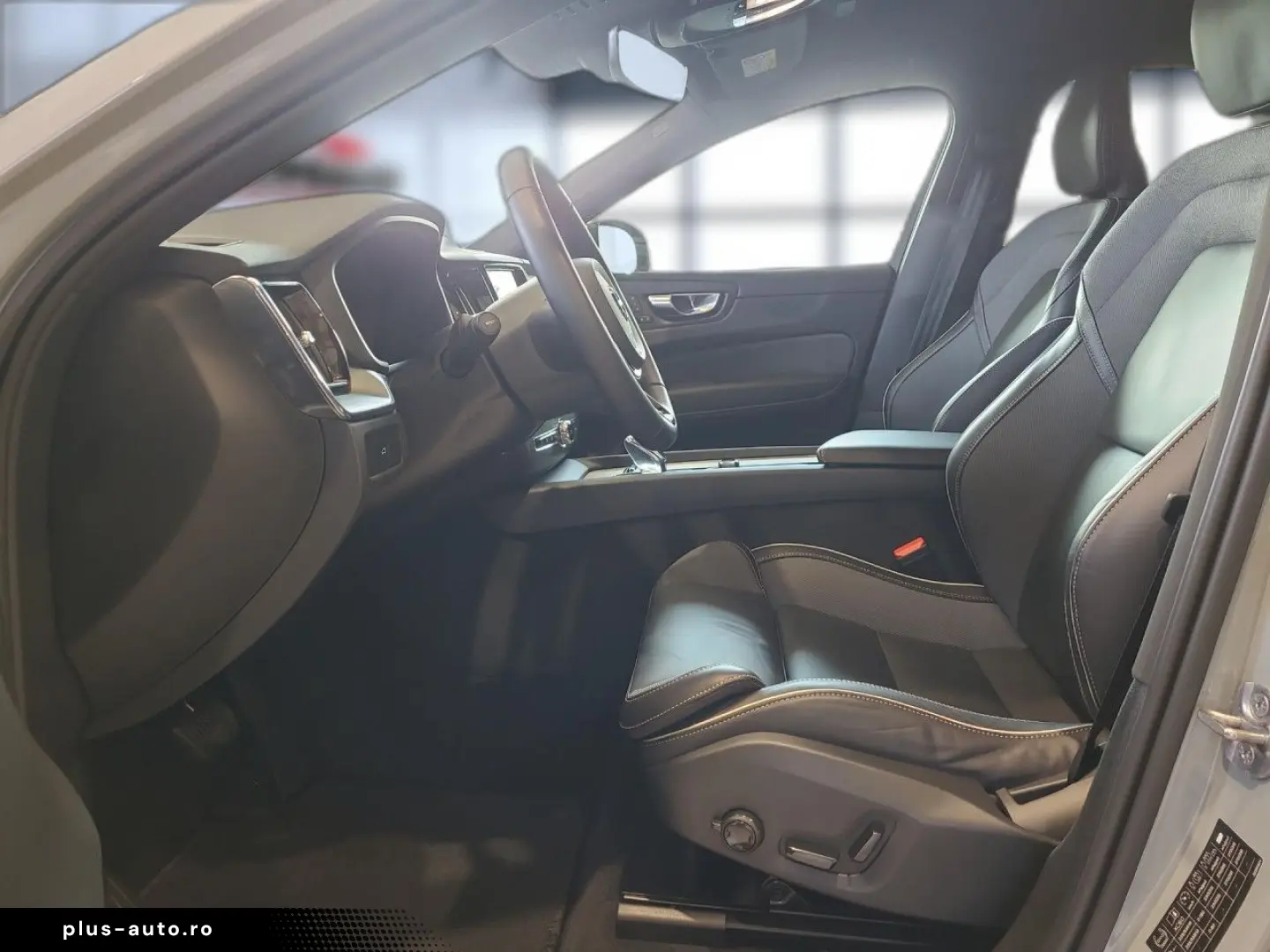VOLVO XC60 B5 (Benzin) Plus Dark AWD Automatik Navi
