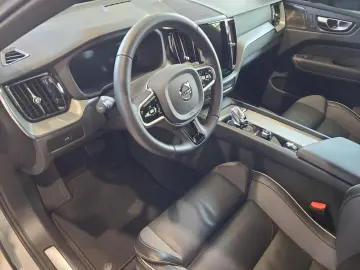 VOLVO XC60 B5 (Benzin) Plus Dark AWD Automatik Navi