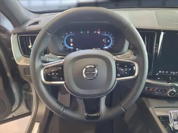 VOLVO XC60 B5 (Benzin) Plus Dark AWD Automatik Navi