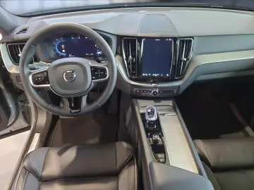 VOLVO XC60 B5 (Benzin) Plus Dark AWD Automatik Navi