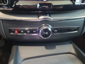 VOLVO XC60 B5 (Benzin) Plus Dark AWD Automatik Navi