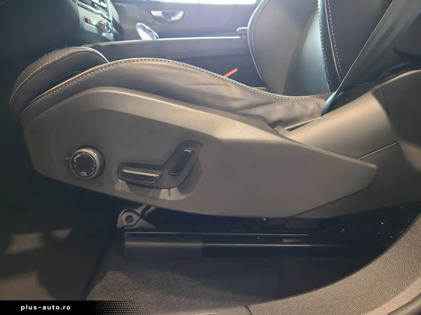VOLVO XC60 B5 (Benzin) Plus Dark AWD Automatik Navi